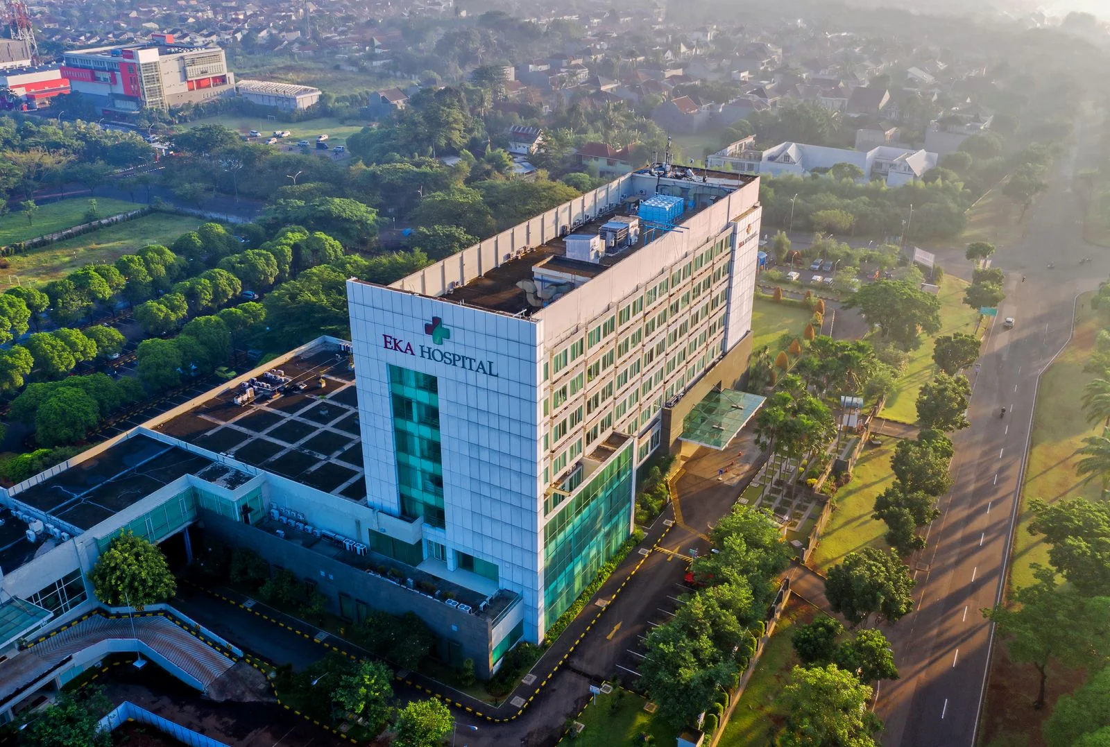 Aerial view of a modern hospital building and surrounding grounds